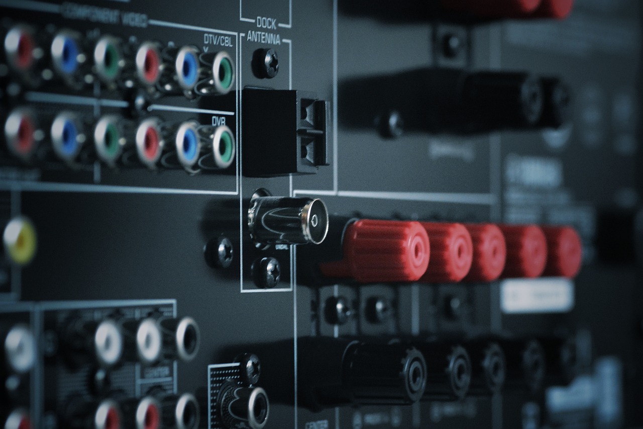 Immagine di un televisore con cavi audio e un dispositivo digitale terrestre, evidenziando miglioramenti sonori.