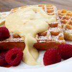 Crema pasticcera cremosa in una ciotola, pronta per essere utilizzata in dolci e dessert.