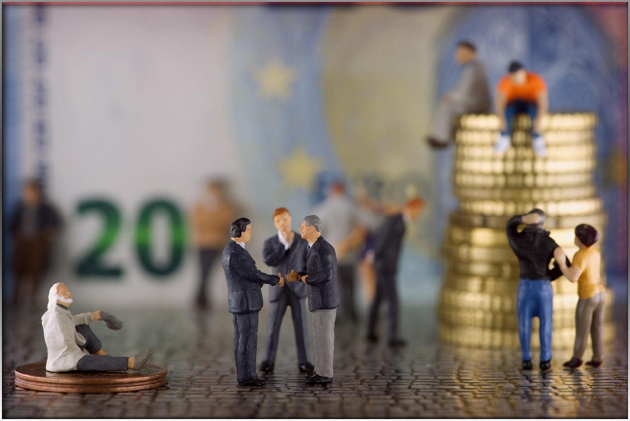 Uomo preoccupato che legge un documento sul reddito di cittadinanza.