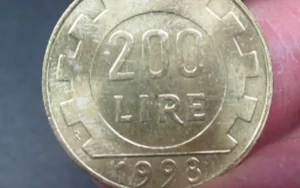 Monete da 500 lire bimetalliche in esposizione, pronte per la vendita al miglior prezzo.