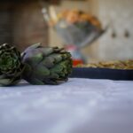 Padellata di carciofi alla romanesca, piatto tradizionale con carciofi freschi e aromi.