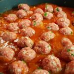 Polpette al sugo servite in un piatto, con carne macinata e pane grattugiato, pronte per essere gustate.