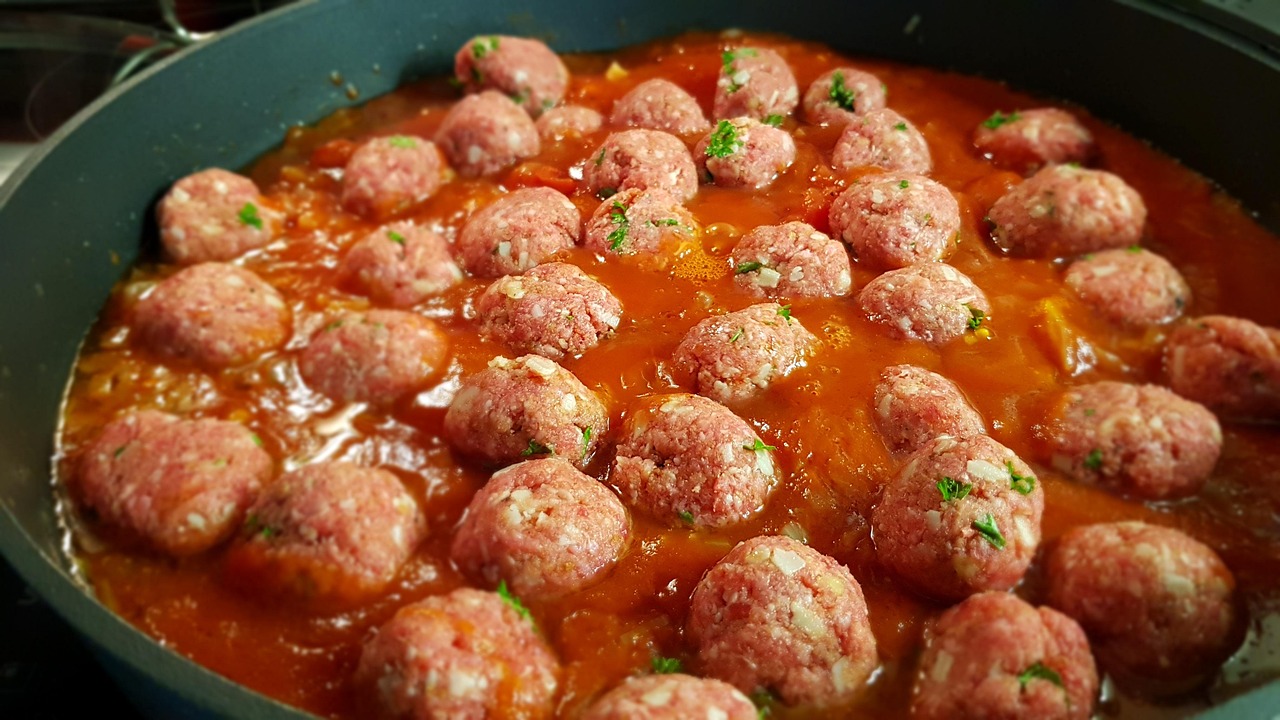 Polpette al sugo servite in un piatto, con carne macinata e pane grattugiato, pronte per essere gustate.