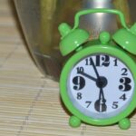 Cetrioli freschi pronti per la raccolta, evidenziando il momento ideale secondo la maturazione.