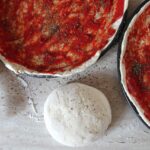 Pizza fatta in casa con impasto lievitato, crosta dorata e ingredienti freschi.