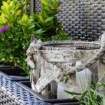 Terrazza decorata con piante, illuminazione e arredi creativi a basso costo.