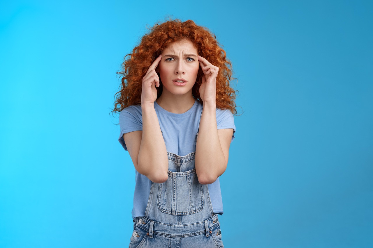 Giardiniere che concima piante nel momento giusto per garantire una crescita sana.