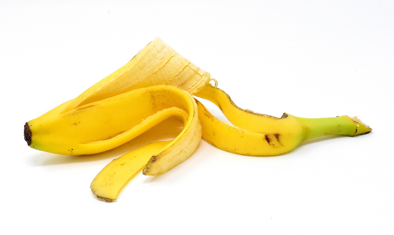 Buccia di banana tagliata su un tavolo, pronta per essere utilizzata come fertilizzante naturale per piante.