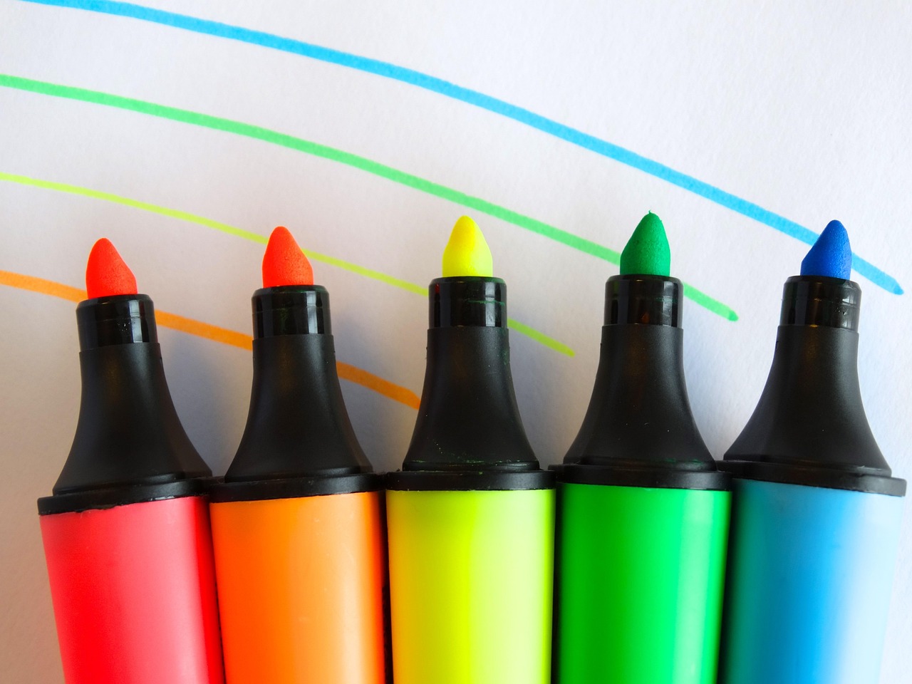 Divano con macchie di pennarello, suggerimenti per rimuoverle efficacemente.