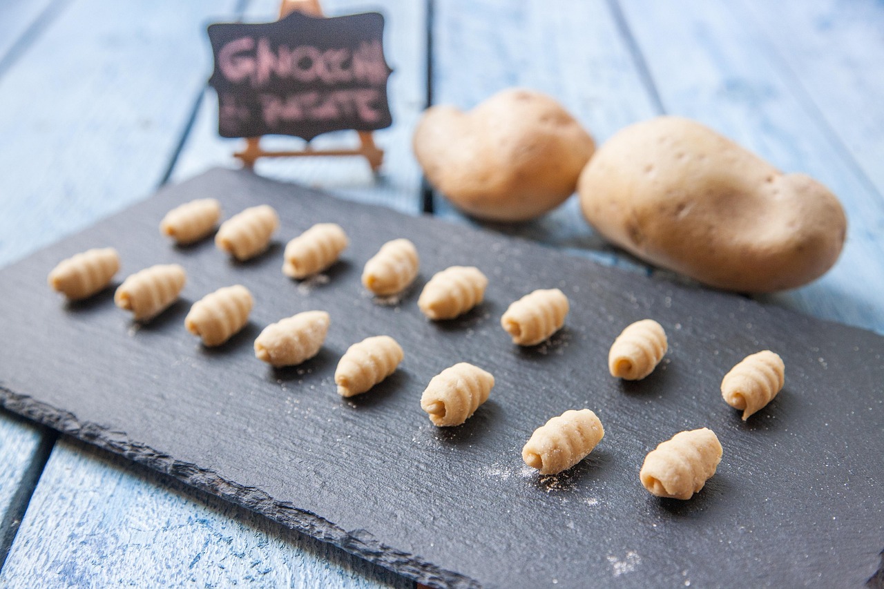 Gnocchi di patate freschi su un piano di lavoro, pronti per essere cotti e serviti.