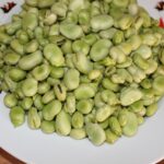 Insalata di fave fresche con ingredienti freschi e colorati, pronta da gustare.