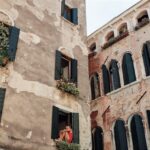 Persone felici che esplorano un pittoresco paesaggio italiano, simbolo di benessere mentale attraverso il viaggio.