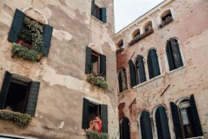 Persone felici che esplorano un pittoresco paesaggio italiano, simbolo di benessere mentale attraverso il viaggio.