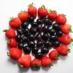 Frutto fresco su sfondo bianco, simbolo di salute e memoria potenziata.