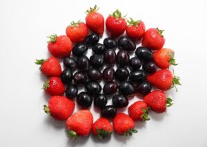 Frutto fresco su sfondo bianco, simbolo di salute e memoria potenziata.