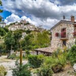 Panorama del suggestivo paese abruzzese, con case in pietra e colline verdi.