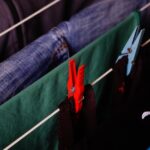 Panni asciutti appesi in casa con metodo efficace per ridurre l'umidità.