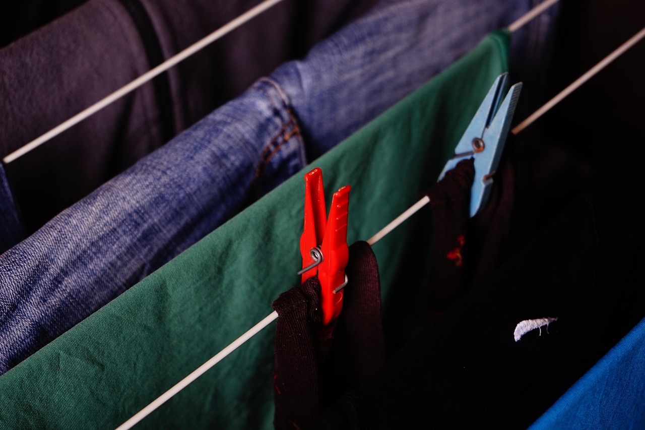 Panni asciutti appesi in casa con metodo efficace per ridurre l'umidità.