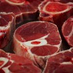 Studio sulla carne rossa: effetti del consumo oltre due volte a settimana, evidenziati da grafici e statistiche.