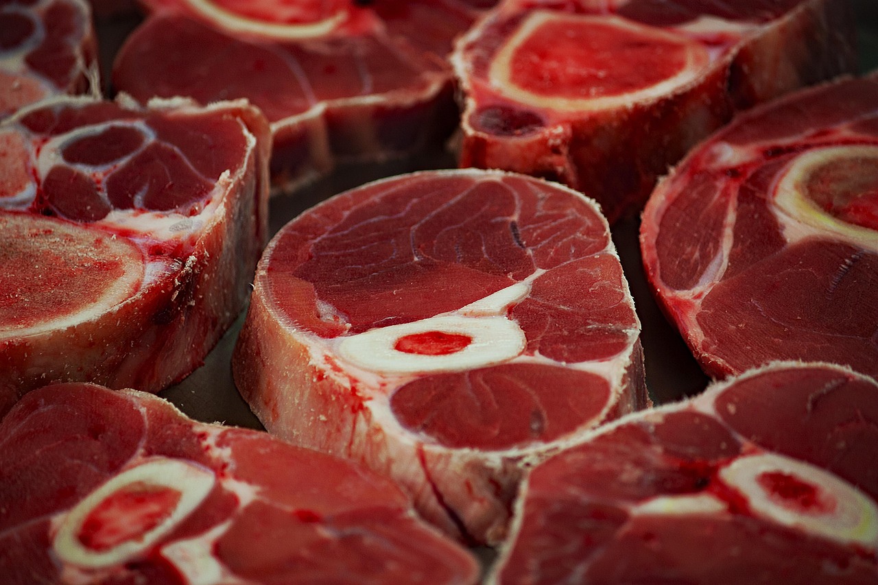 Studio sulla carne rossa: effetti del consumo oltre due volte a settimana, evidenziati da grafici e statistiche.