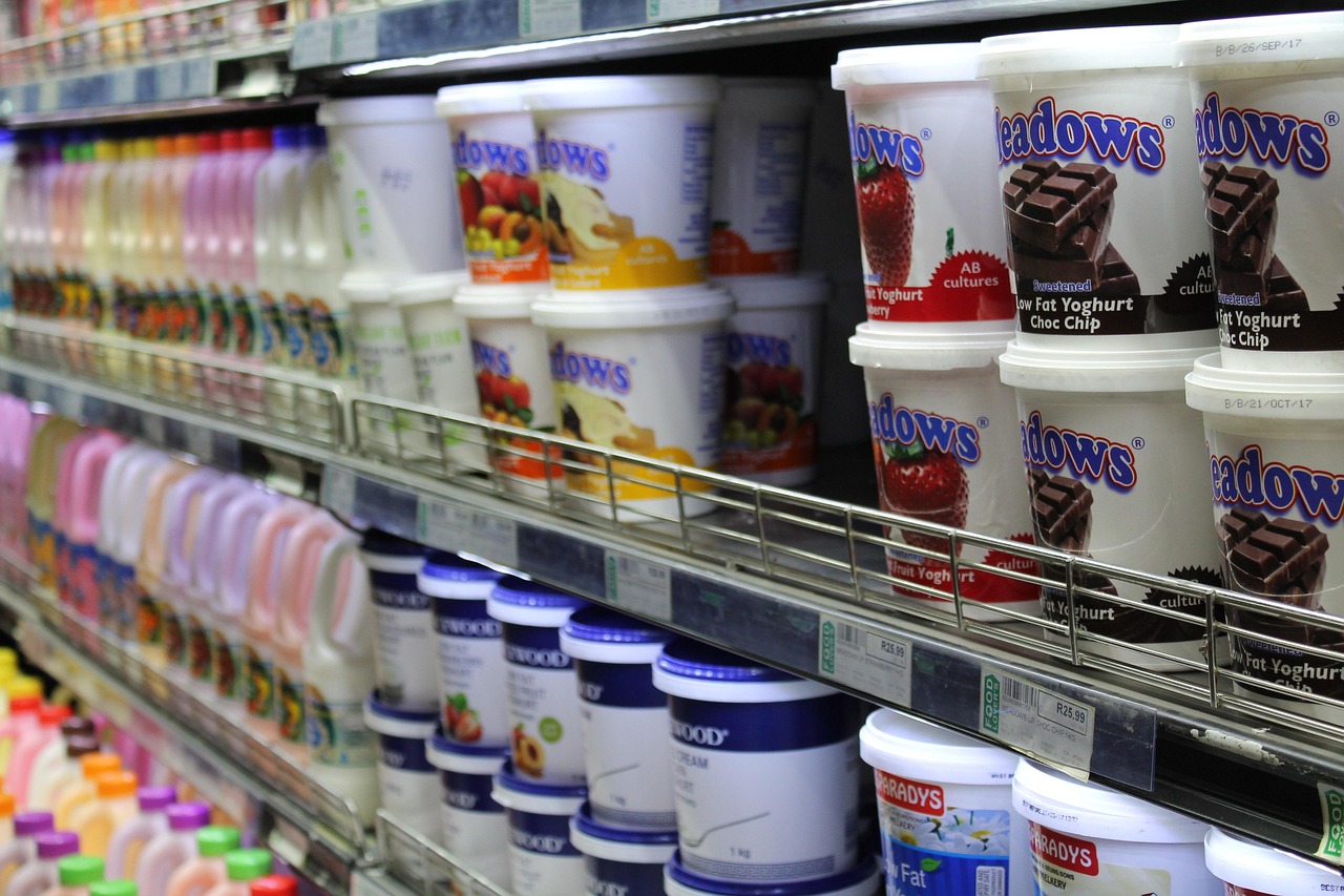 Yogurt di marche poco raccomandate in un supermercato, evidenziando scelte da evitare.