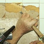 Installazione di piastrelle sopra piastrelle in un bagno ristrutturato.