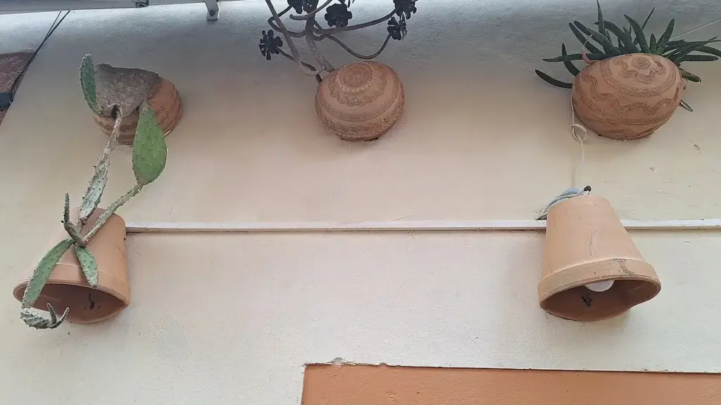 Terracotta o plastica: perché lo stesso balcone può far comportare due vasi in modo opposto