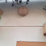 Terracotta o plastica: perché lo stesso balcone può far comportare due vasi in modo opposto