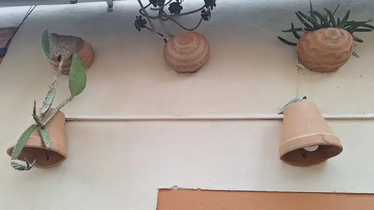 Terracotta o plastica: perché lo stesso balcone può far comportare due vasi in modo opposto